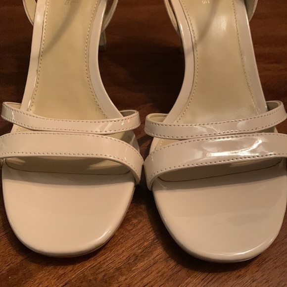 ‼️New!! Michael Kors Kimberly Patent Sandals - Picture 9 of 10